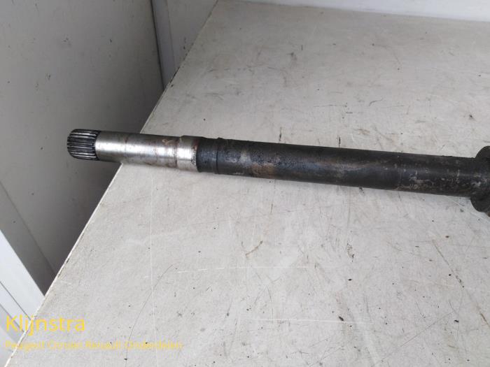 Front drive shaft, right from a Citroën Xsara Picasso (CH) 2.0 HDi 90 2002