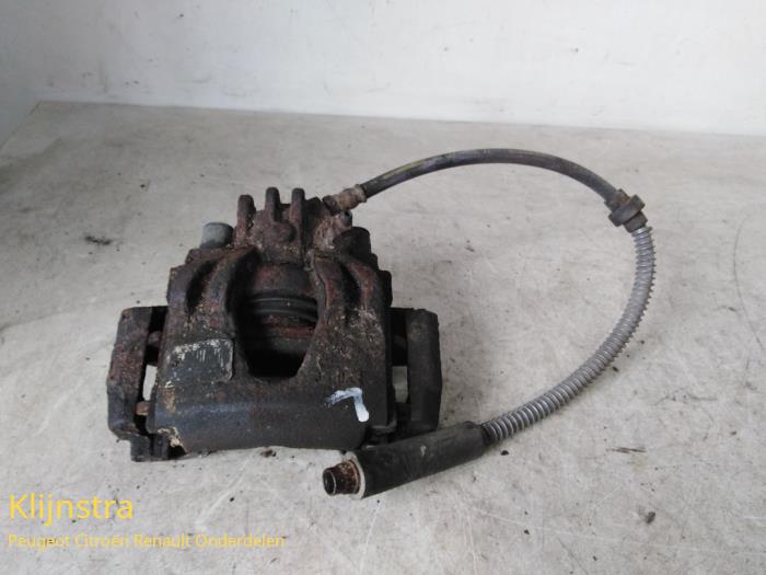 Gebrauchte Bremszange links vorne Peugeot 306 (7A/C/S) 1.4 Kat. Preis auf Anfrage angeboten von Fa. Klijnstra & Zn. VOF