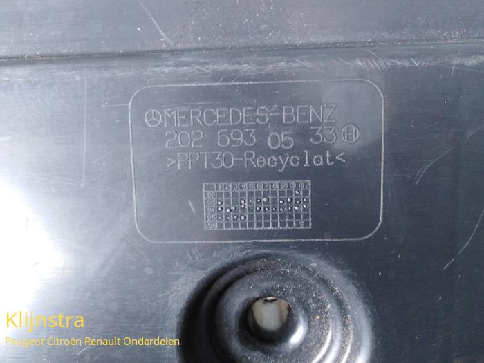 Tapizado de cubierta de maletero de un Mercedes-Benz C (W202)  1995