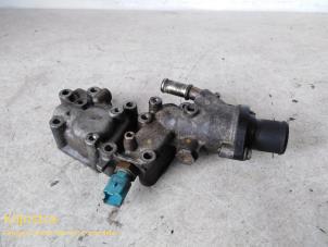 Gebrauchte Thermostatgehäuse Peugeot 206 SW (2E/K) 1.4 HDi Preis auf Anfrage angeboten von Fa. Klijnstra & Zn. VOF