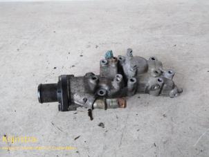 Gebrauchte Thermostatgehäuse Peugeot 206 SW (2E/K) 1.4 HDi Preis auf Anfrage angeboten von Fa. Klijnstra & Zn. VOF