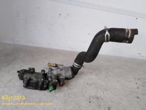 Gebrauchte Thermostatgehäuse Peugeot 206 (2A/C/H/J/S) 1.4 XR,XS,XT,Gentry Preis auf Anfrage angeboten von Fa. Klijnstra & Zn. VOF