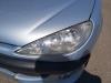 Headlight, left from a Peugeot 206 CC (2D), 2000 / 2007 1.6 16V, Convertible, Petrol, 1.587cc, 80kW (109pk), FWD, TU5JP4; NFU, 2000-09 / 2007-12, 2DNFU 2002