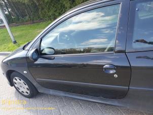 Używane Drzwi lewe wersja 2-drzwiowa Peugeot 206 (2A/C/H/J/S) 1.4 HDi Cena € 99,00 Procedura marży oferowane przez Fa. Klijnstra & Zn. VOF