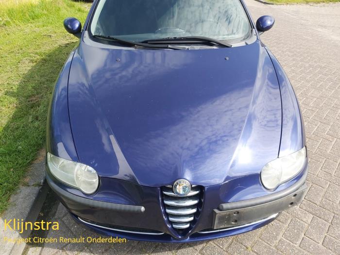 Capot d'un Alfa Romeo 147 (937) 1.6 HP Twin Spark 16V 2001