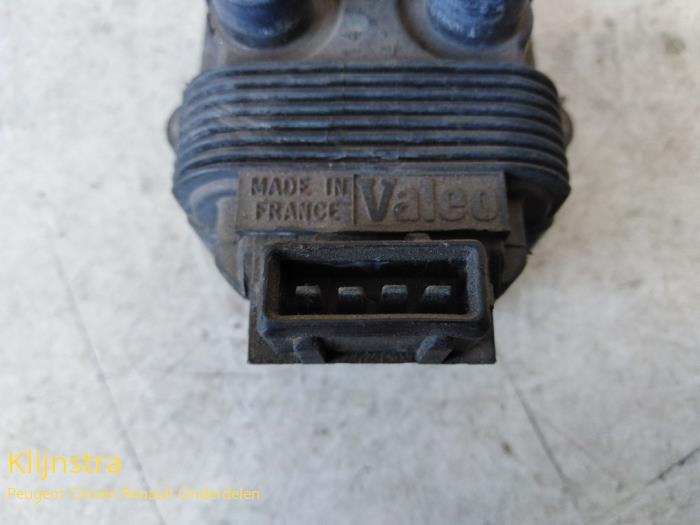 Ignition coil from a Peugeot 605 (6B) 2.0 SL,SLi 1991