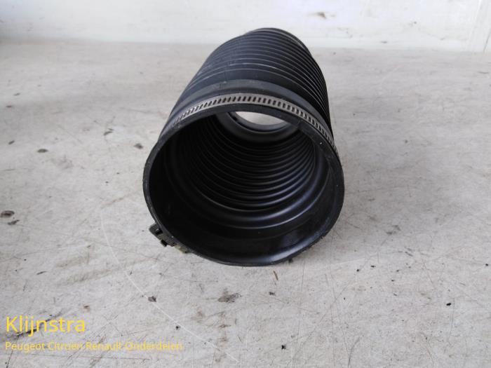Air intake hose from a Peugeot 407 (6D) 2.0 HDiF 16V 2005