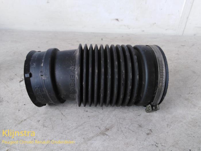 Air intake hose from a Peugeot 407 (6D) 2.0 HDiF 16V 2005