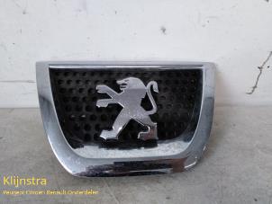 Używane Emblemat Peugeot 3008 Cena na żądanie oferowane przez Fa. Klijnstra & Zn. VOF