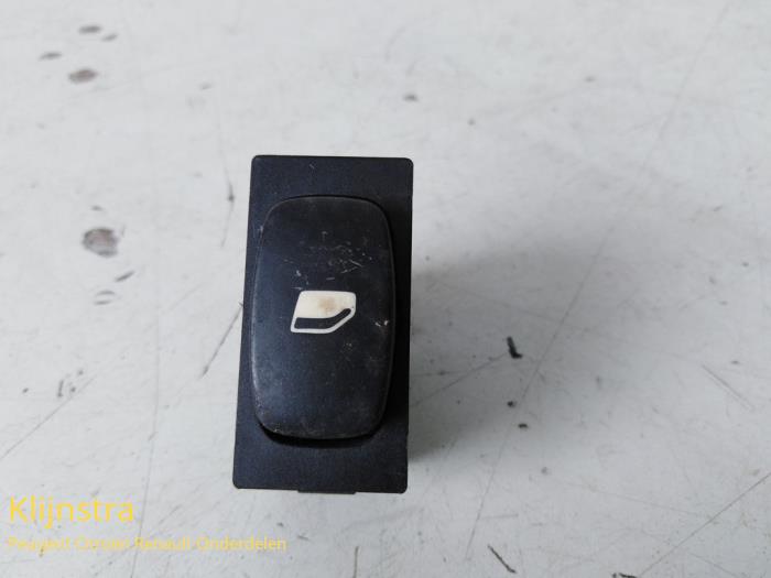 Usados Interruptor de ventanilla eléctrica Peugeot 407 SW (6E) 2.0 HDiF 16V Precio de solicitud ofrecido por Fa. Klijnstra & Zn. VOF