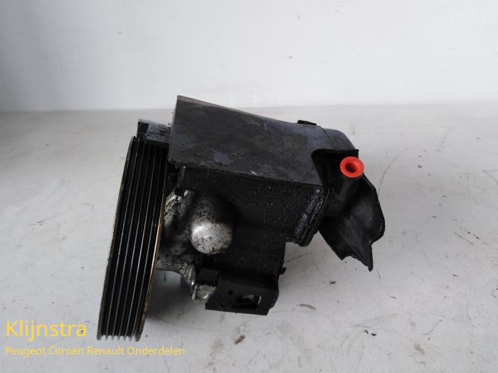 Power steering pump from a Peugeot Partner Combispace 1.6 16V 2006