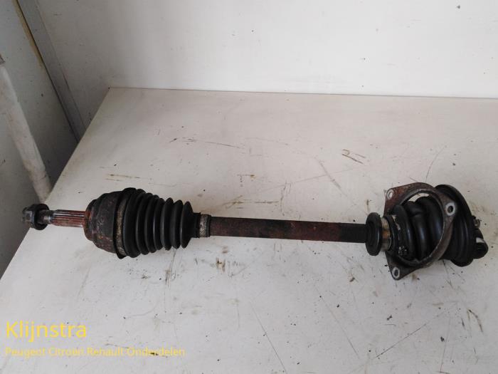 Gebrauchte Antriebswelle links vorne Renault Clio II (BB/CB) 1.4 Preis € 50,00 Margenregelung angeboten von Fa. Klijnstra & Zn. VOF