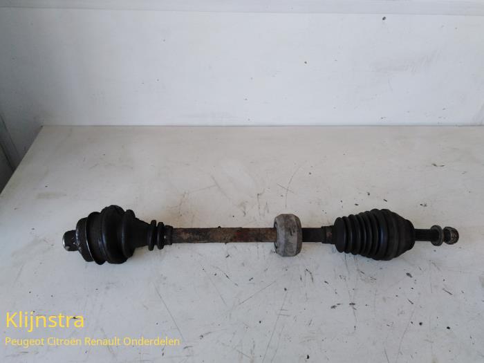 Gebrauchte Antriebswelle rechts vorne Renault Clio (B/C57/357/557/577) 1.4i RN,RT Kat. Preis auf Anfrage angeboten von Fa. Klijnstra & Zn. VOF