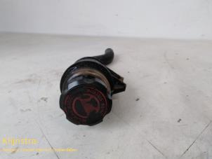 Used Power steering fluid reservoir Peugeot 206 (2A/C/H/J/S) 1.6 HDi 16V Price on request offered by Fa. Klijnstra & Zn. VOF