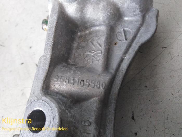 Engine mount from a Peugeot 2008 (CU)  2013