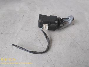 Used Tank flap lock motor Peugeot 407 (6D) 2.0 HDiF 16V Price on request offered by Fa. Klijnstra & Zn. VOF