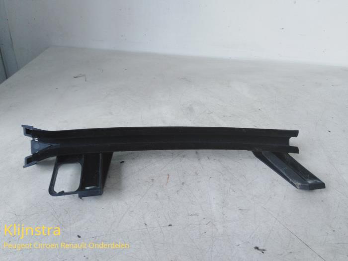 Begagnade Dörrstripe Peugeot 806 2.0 SR,SV Pris på förfrågan erbjuds av Fa. Klijnstra & Zn. VOF