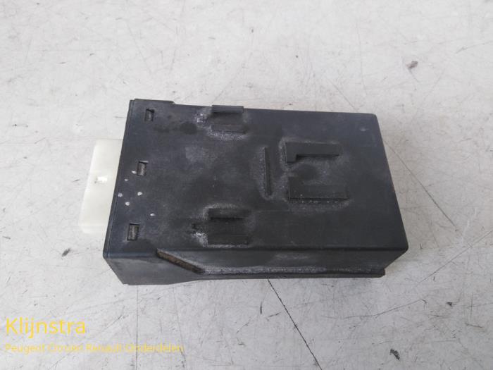 Central door locking relay from a Peugeot 406 Coupé (8C) 3.0 V6 24V 1998