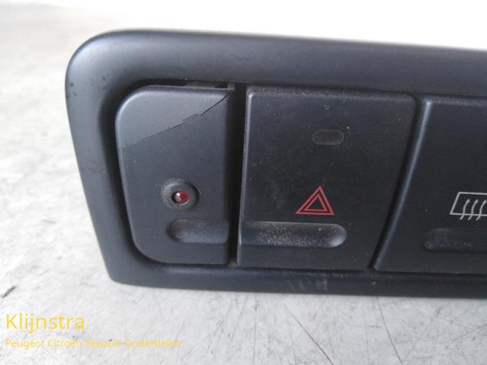 Interruptor de luz de pánico de un Peugeot 406 (8B) 2.0 S,SL,ST,STX 16V 1995