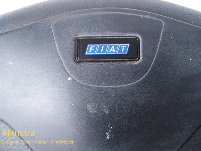 Volant d'un Fiat Scudo (220Z) 1.9 TD 1998