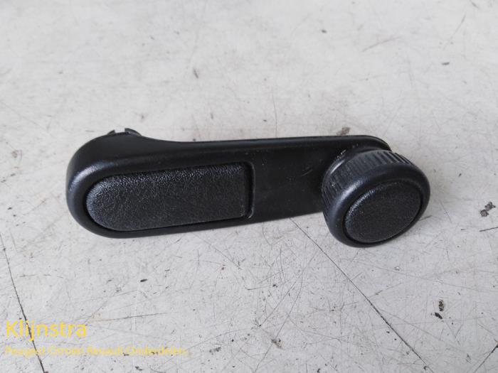 Usados Manivela de ventanilla Citroen Berlingo 1.9 D Precio € 10,00 Norma de margen ofrecido por Fa. Klijnstra & Zn. VOF