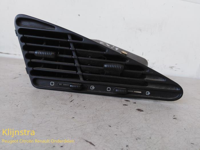 Dashboard vent from a Peugeot Partner 1.9 D 1997