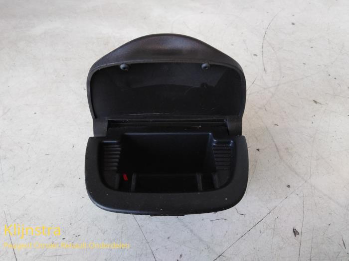 Aschenbecher vorne van een Peugeot 206 (2A/C/H/J/S) 1.4 XR,XS,XT,Gentry 2000
