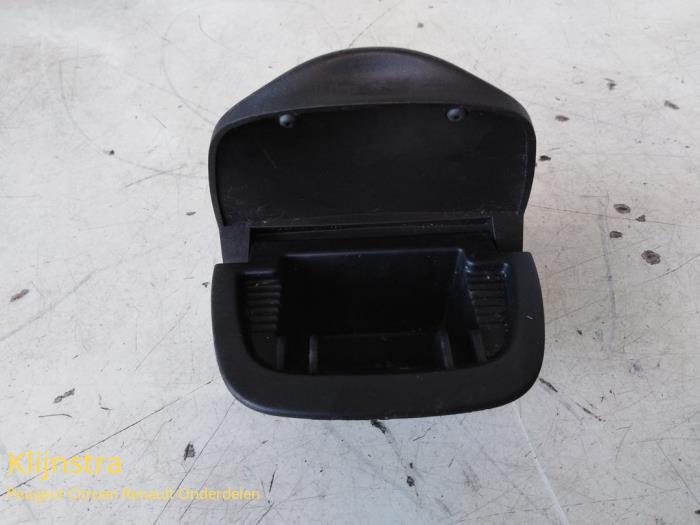 Front ashtray from a Peugeot 206 (2A/C/H/J/S) 1.1 XN,XR 2000