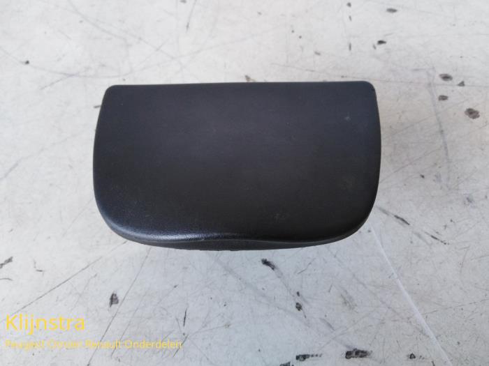Front ashtray from a Peugeot 206 (2A/C/H/J/S) 1.1 XN,XR 2000