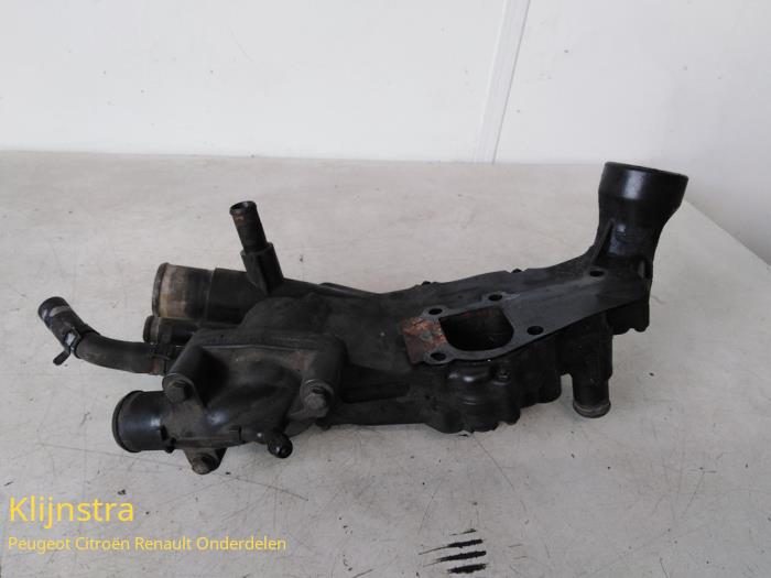 Thermostat housing from a Peugeot 607 (9D/U) 2.2 HDi 16V FAP 2000