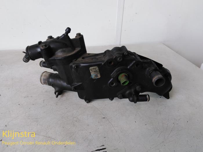 Thermostat housing from a Peugeot 607 (9D/U) 2.2 HDi 16V FAP 2000
