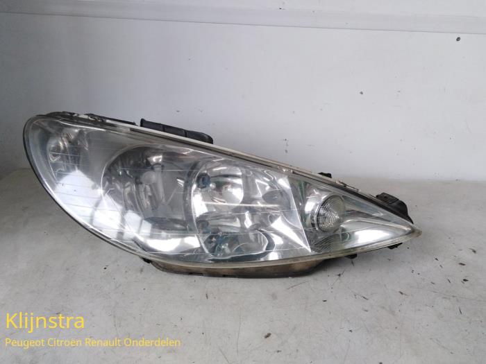 Headlight, right from a Peugeot 206 (2A/C/H/J/S) 1.6 16V 2001