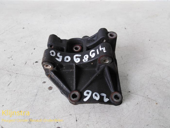 Usagé Support dynamo bas Peugeot 206 (2A/C/H/J/S) 1.6 16V Prix sur demande proposé par Fa. Klijnstra & Zn. VOF