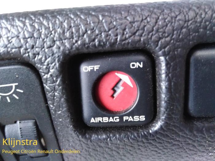 Airbag Schalter van een Peugeot 206 (2A/C/H/J/S) 1.4 XR,XS,XT,Gentry 2001