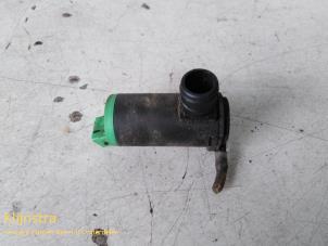 Usados Bomba de limpiaparabrisas delante Peugeot 206 (2A/C/H/J/S) 1.4 XR,XS,XT,Gentry Precio de solicitud ofrecido por Fa. Klijnstra & Zn. VOF