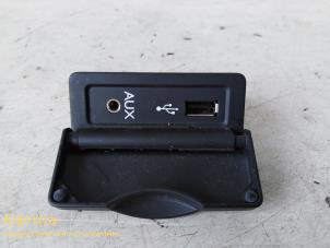 Używane Zlacze AUX/USB Renault Megane Cena na żądanie oferowane przez Fa. Klijnstra & Zn. VOF