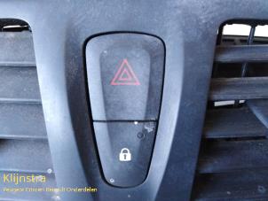 Usados Interruptor de luz de pánico Renault Megane Break Precio de solicitud ofrecido por Fa. Klijnstra & Zn. VOF