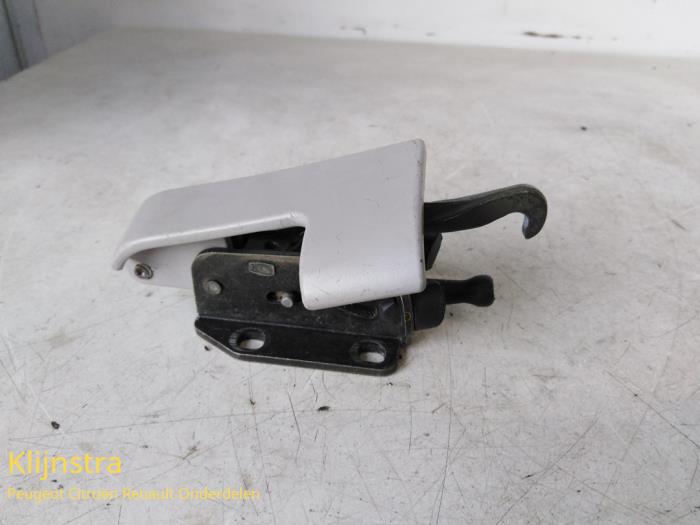 Używane Blokada dachu cabrio Peugeot 206 CC (2D) 2.0 16V Cena na żądanie oferowane przez Fa. Klijnstra & Zn. VOF