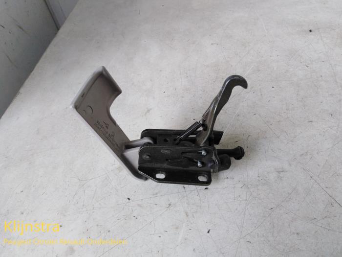 Używane Blokada dachu cabrio Peugeot 206 CC (2D) 2.0 16V Cena na żądanie oferowane przez Fa. Klijnstra & Zn. VOF