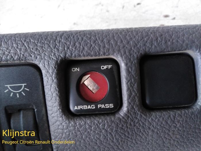 Airbag switch from a Peugeot 206 (2A/C/H/J/S) 1.4 XR,XS,XT,Gentry 1999