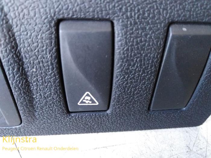 Usados Interruptor ESP Renault Megane III Grandtour (KZ) Precio de solicitud ofrecido por Fa. Klijnstra & Zn. VOF