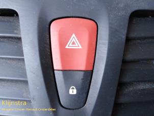 Usados Interruptor de luz de pánico Renault Megane Break Precio de solicitud ofrecido por Fa. Klijnstra & Zn. VOF