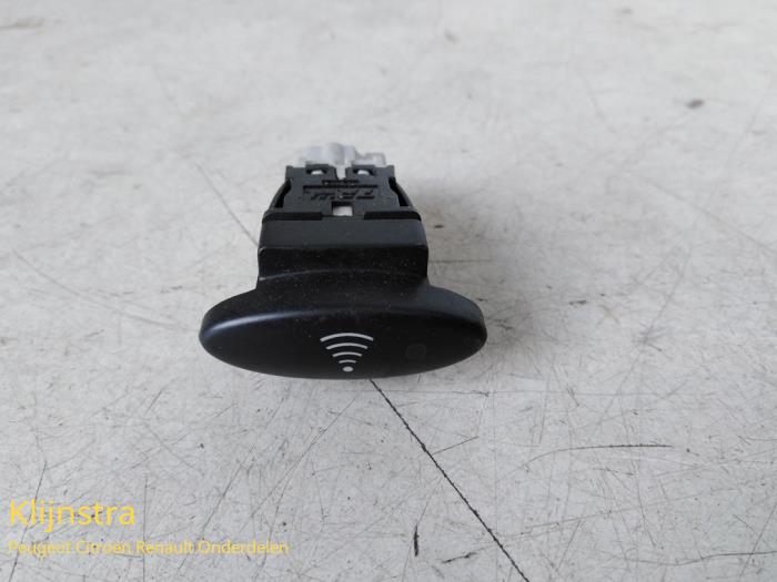 Begagnade Larmsensor Citroen C5 I Break (DE) 2.0 16V Pris på förfrågan erbjuds av Fa. Klijnstra & Zn. VOF