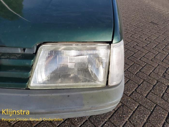 Front bumper from a Peugeot 205 II (20A/C) 1.4 1998