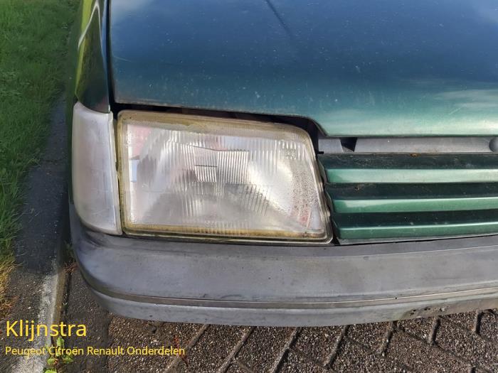Front bumper from a Peugeot 205 II (20A/C) 1.4 1998