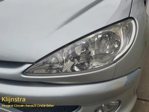 Usagé Phare gauche Peugeot 206 CC (2D) 1.6 16V Prix € 50,00 Règlement à la marge proposé par Fa. Klijnstra & Zn. VOF