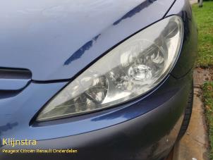 Używane Reflektor lewy Peugeot 307 (3A/C/D) 2.0 16V Cena na żądanie oferowane przez Fa. Klijnstra & Zn. VOF