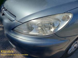 Używane Reflektor lewy Peugeot 307 SW (3H) 1.6 16V Cena na żądanie oferowane przez Fa. Klijnstra & Zn. VOF