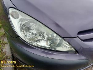 Used Headlight, right Peugeot 307 (3A/C/D) 1.6 16V Price on request offered by Fa. Klijnstra & Zn. VOF