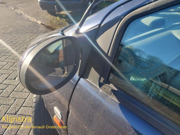 Außenspiegel links van een Renault Twingo (C06) 1.2 16V 2001